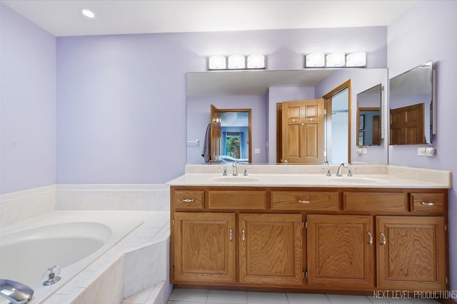 39W044 Foxwood Lane, St. Charles, IL 60175