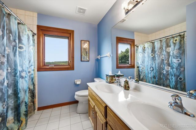 39W044 Foxwood Lane, St. Charles, IL 60175