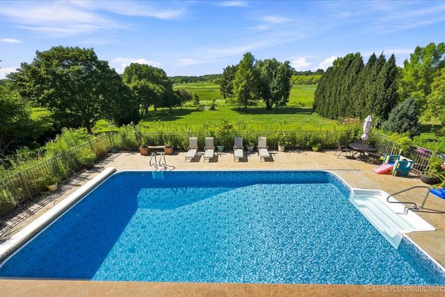 39W044 Foxwood Lane, St. Charles, IL 60175