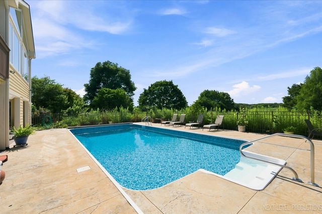 39W044 Foxwood Lane, St. Charles, IL 60175