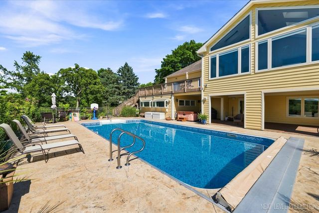 39W044 Foxwood Lane, St. Charles, IL 60175