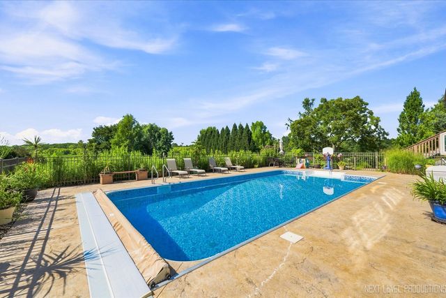 39W044 Foxwood Lane, St. Charles, IL 60175