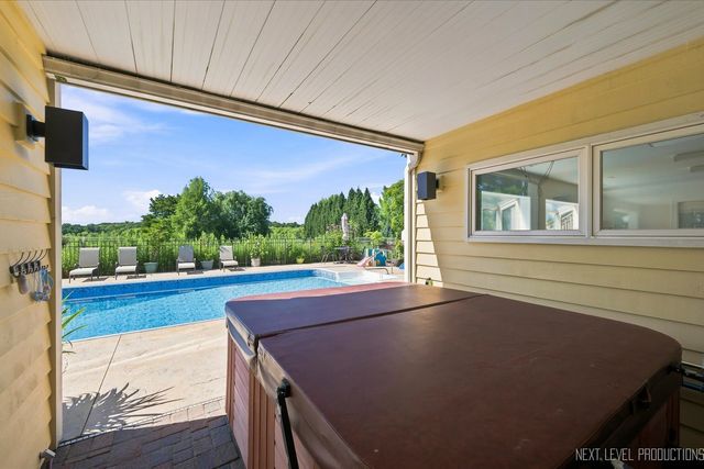 39W044 Foxwood Lane, St. Charles, IL 60175