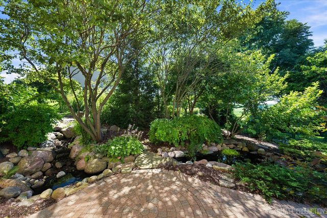 39W044 Foxwood Lane, St. Charles, IL 60175