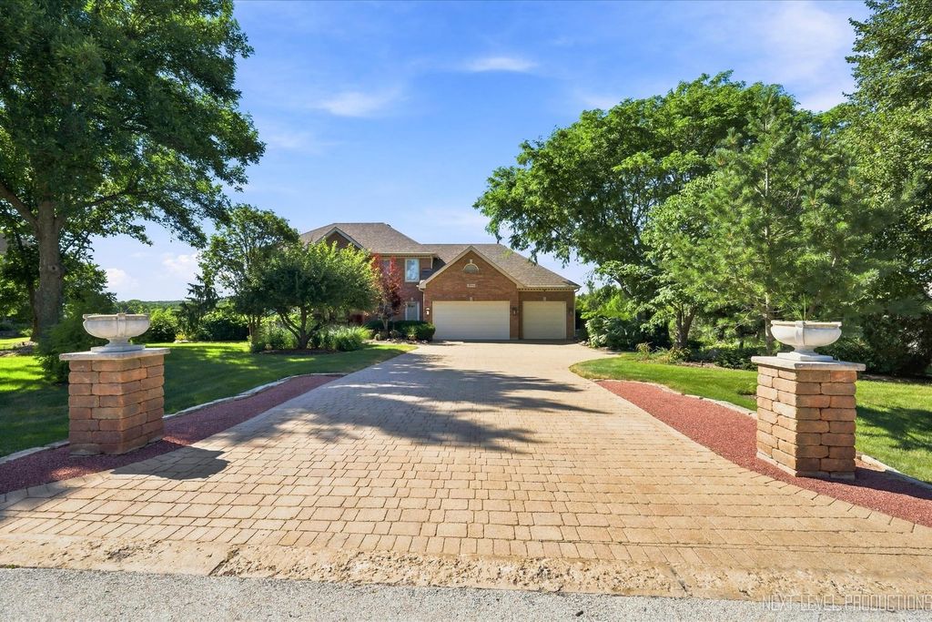 39W044 Foxwood Lane, St. Charles, IL 60175
