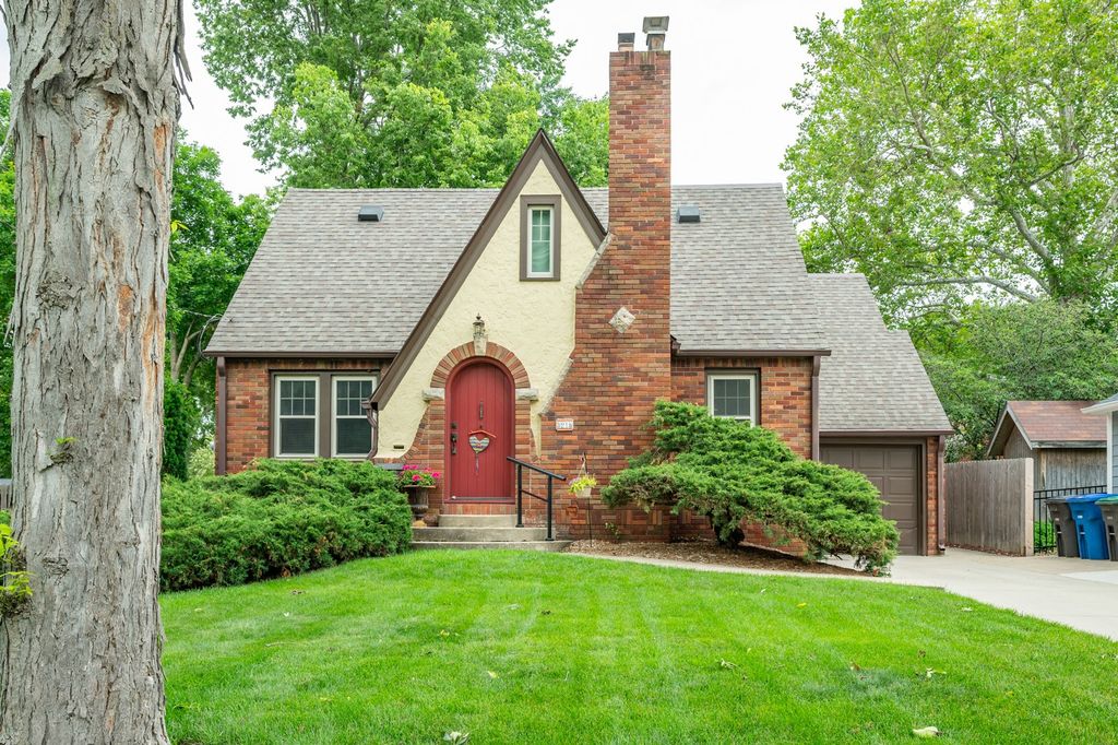 3215 44th Street, Des Moines, IA 50310