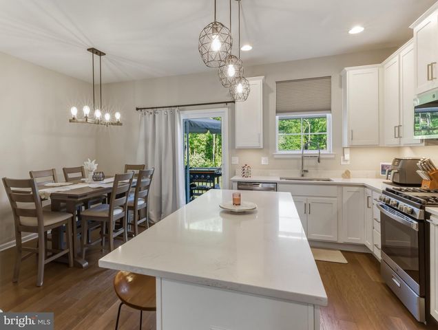 93 AVIARY RD, West Deptford, NJ 08086