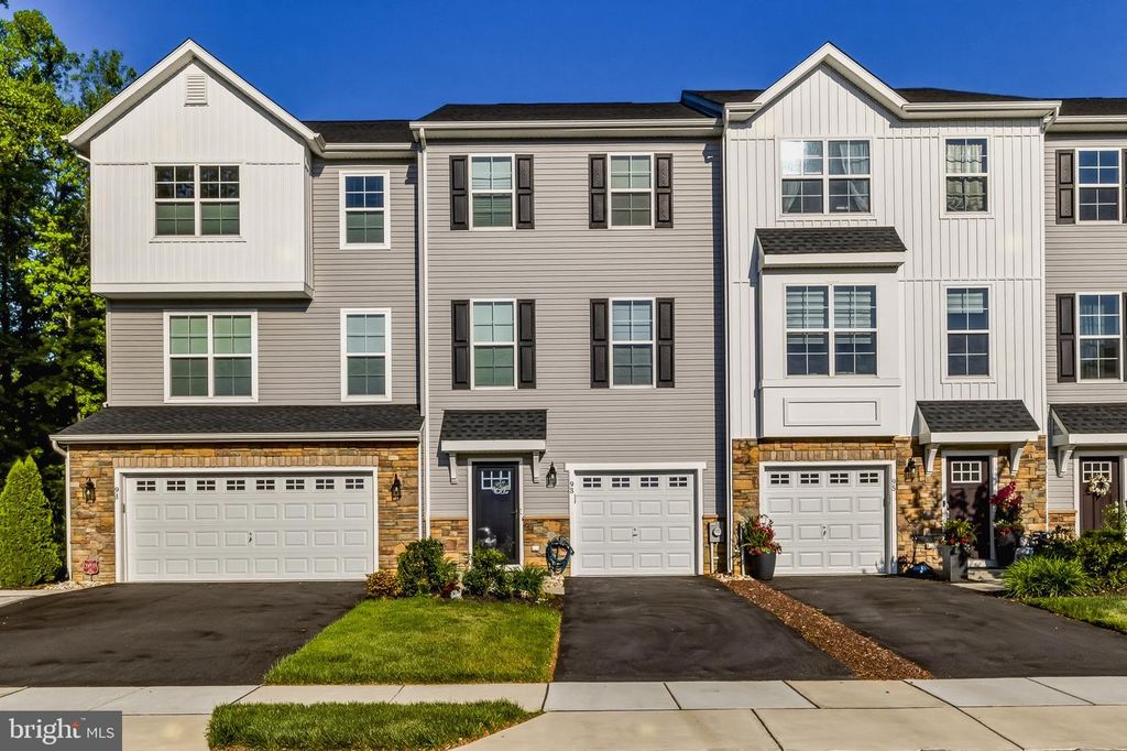 93 AVIARY RD, West Deptford, NJ 08086