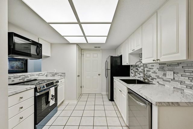 275 Mooring CIR B, Lakeway, TX 78734
