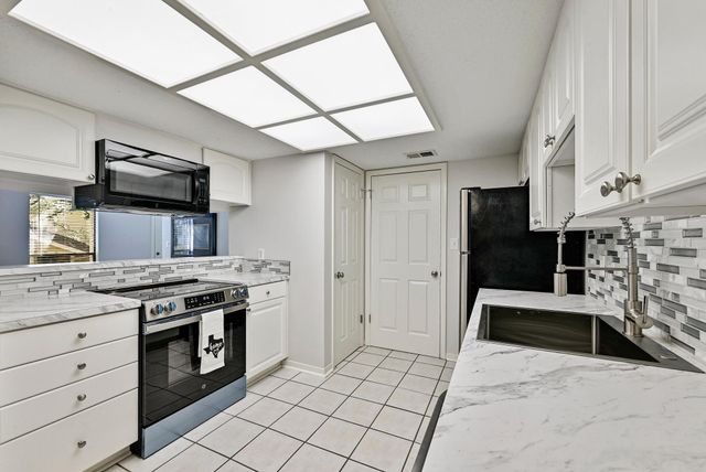 275 Mooring CIR B, Lakeway, TX 78734