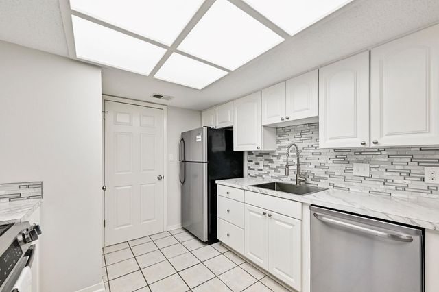 275 Mooring CIR B, Lakeway, TX 78734