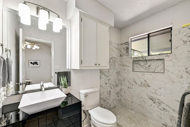 275 Mooring CIR B, Lakeway, TX 78734