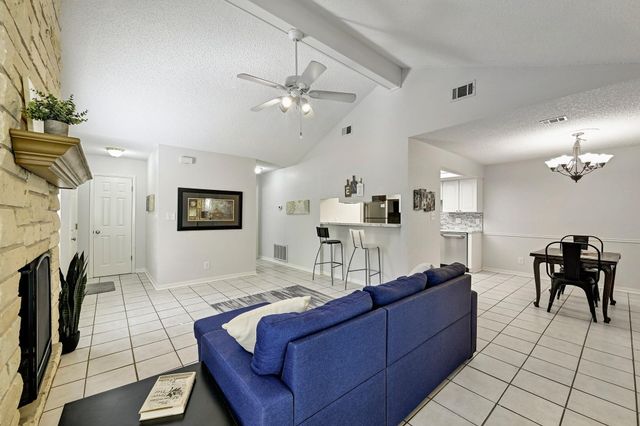 275 Mooring CIR B, Lakeway, TX 78734