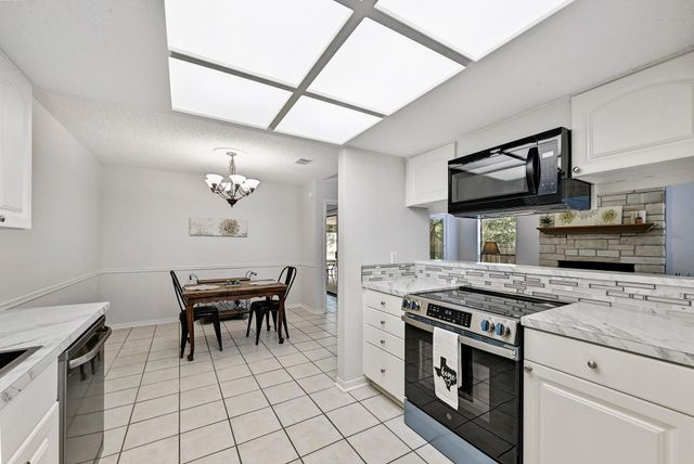 275 Mooring CIR B, Lakeway, TX 78734