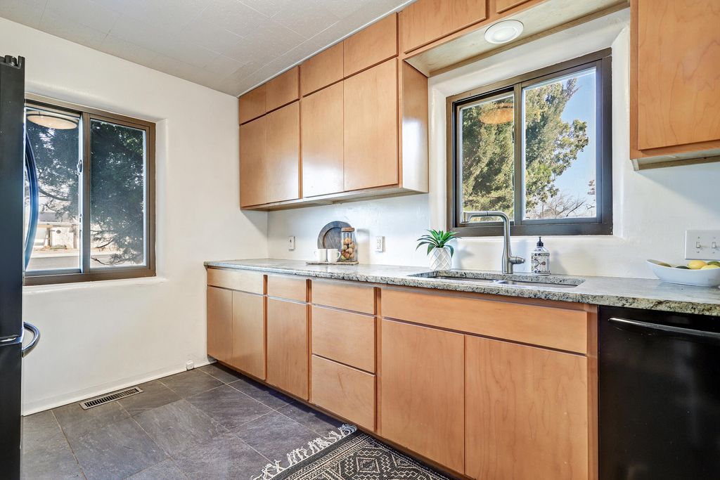 Image 10 of property listing at 605 Ridgecrest Drive SE, Albuquerque, NM 87108