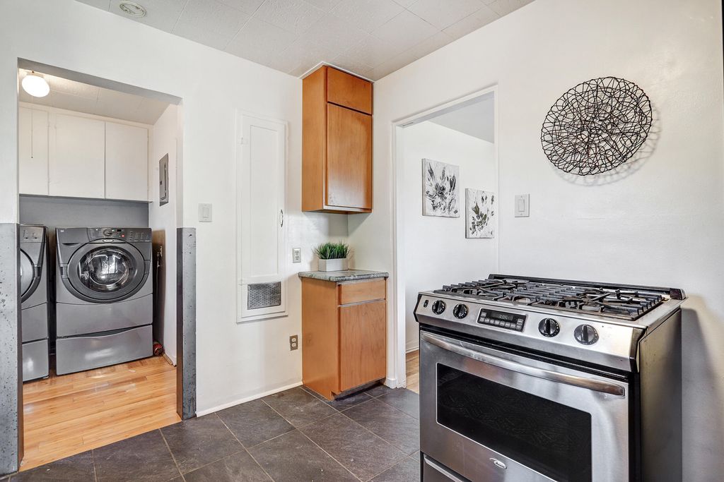 Image 11 of property listing at 605 Ridgecrest Drive SE, Albuquerque, NM 87108