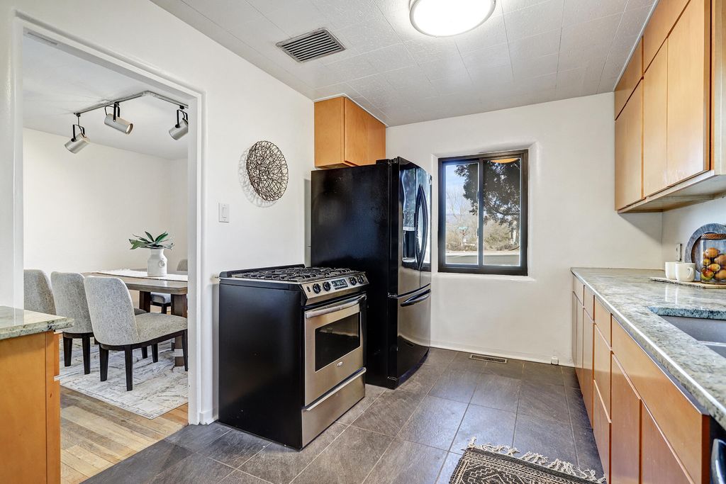 Image 12 of property listing at 605 Ridgecrest Drive SE, Albuquerque, NM 87108