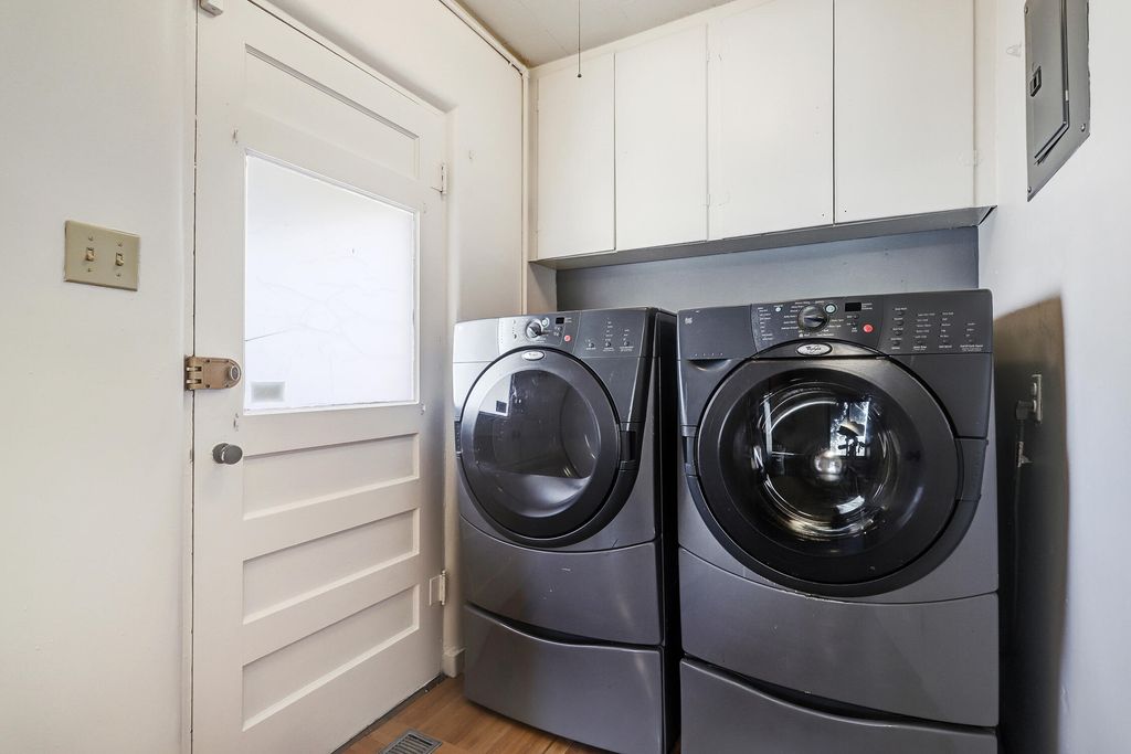 Image 13 of property listing at 605 Ridgecrest Drive SE, Albuquerque, NM 87108