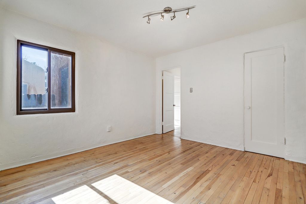 Image 14 of property listing at 605 Ridgecrest Drive SE, Albuquerque, NM 87108