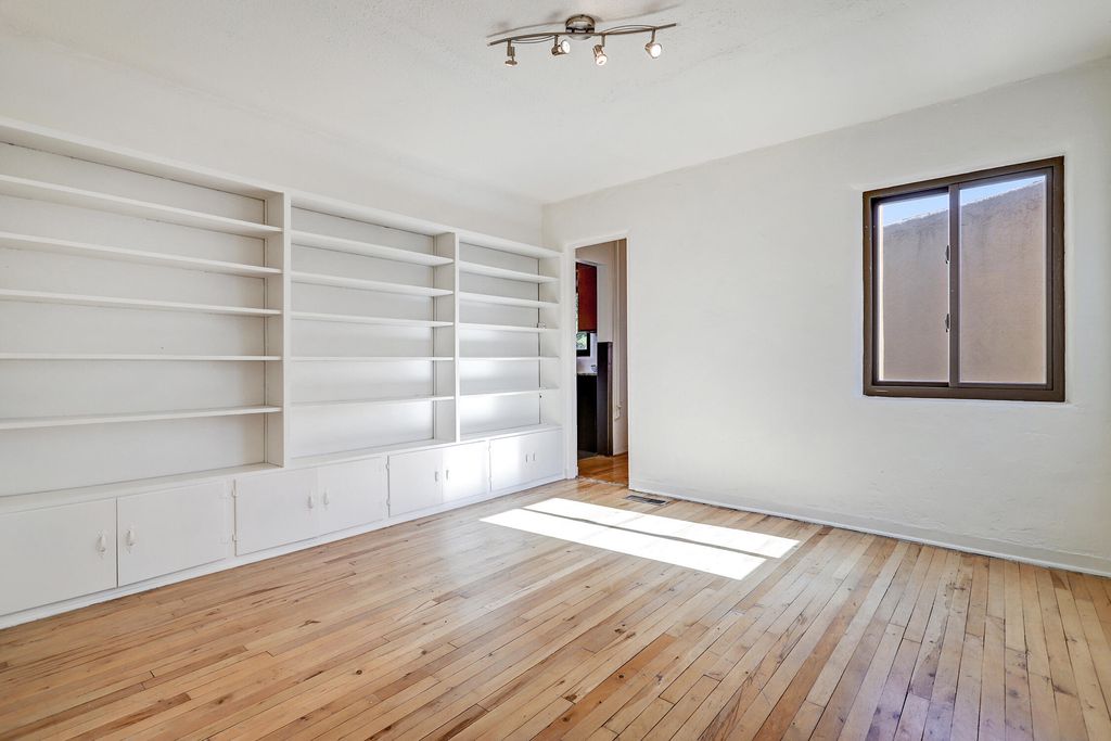 Image 15 of property listing at 605 Ridgecrest Drive SE, Albuquerque, NM 87108