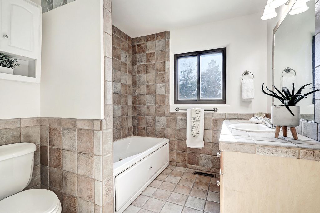 Image 16 of property listing at 605 Ridgecrest Drive SE, Albuquerque, NM 87108