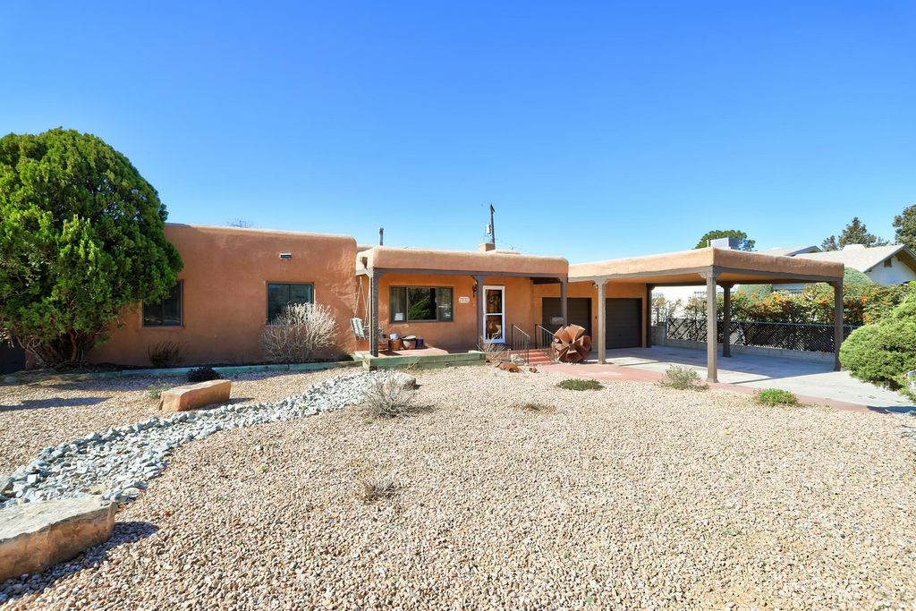Image 2 of property listing at 605 Ridgecrest Drive SE, Albuquerque, NM 87108