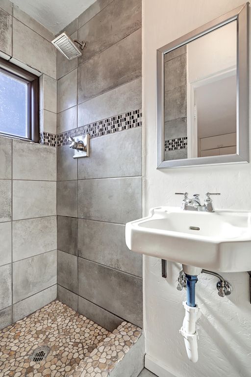 Image 20 of property listing at 605 Ridgecrest Drive SE, Albuquerque, NM 87108