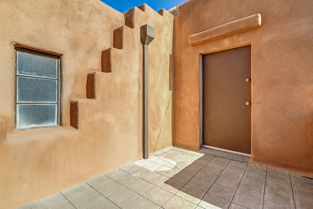 Image 25 of property listing at 605 Ridgecrest Drive SE, Albuquerque, NM 87108