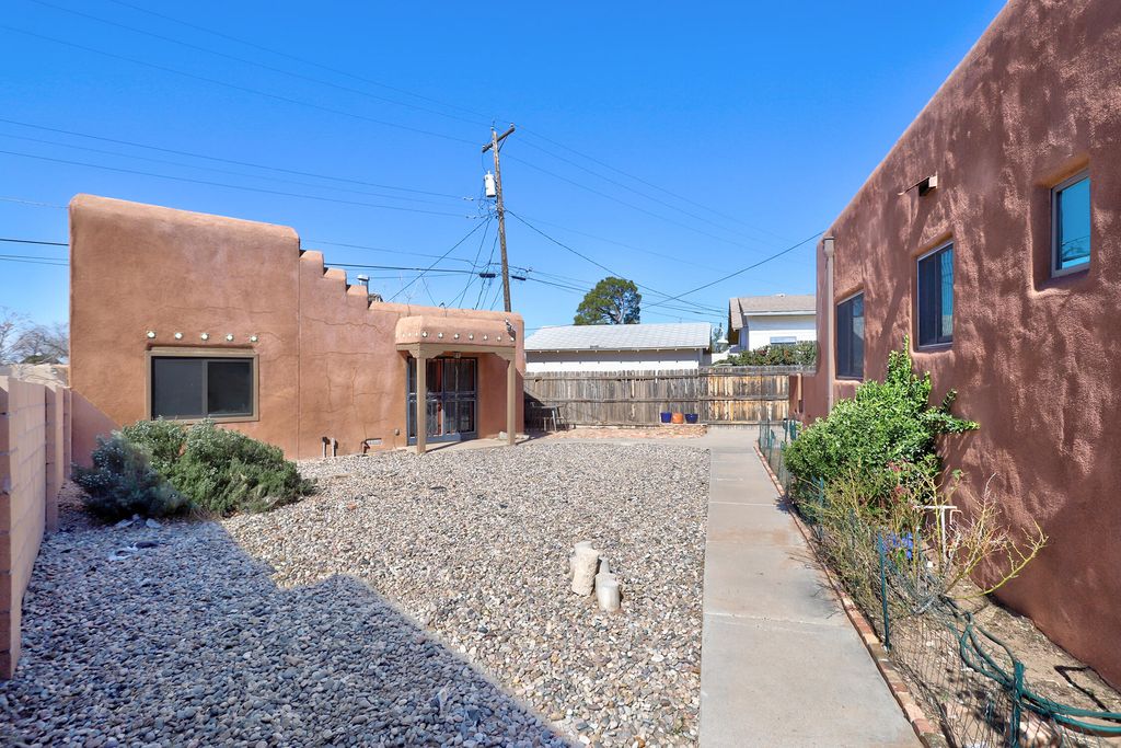 Image 27 of property listing at 605 Ridgecrest Drive SE, Albuquerque, NM 87108