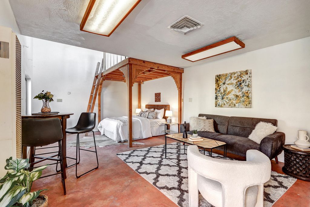 Image 28 of property listing at 605 Ridgecrest Drive SE, Albuquerque, NM 87108