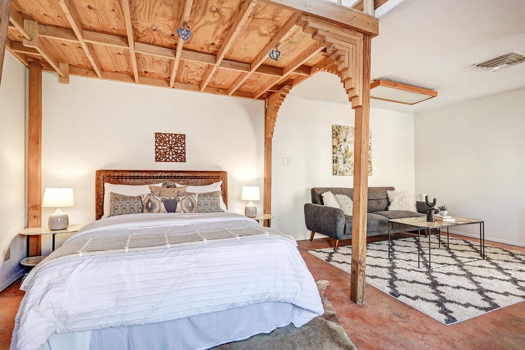 Image 29 of property listing at 605 Ridgecrest Drive SE, Albuquerque, NM 87108