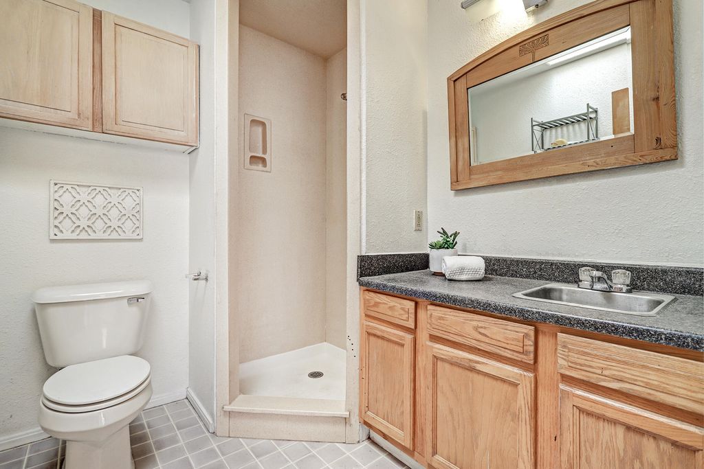 Image 32 of property listing at 605 Ridgecrest Drive SE, Albuquerque, NM 87108