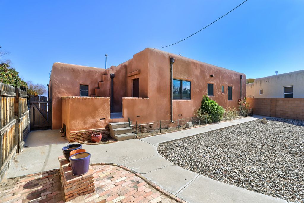 Image 35 of property listing at 605 Ridgecrest Drive SE, Albuquerque, NM 87108