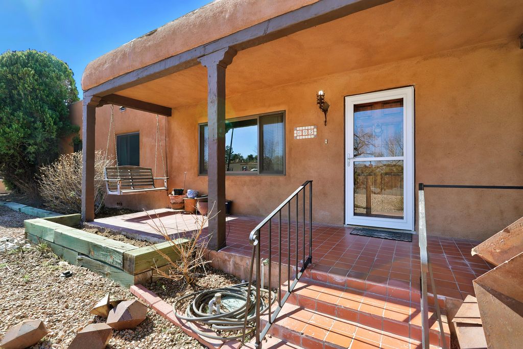 Image 4 of property listing at 605 Ridgecrest Drive SE, Albuquerque, NM 87108