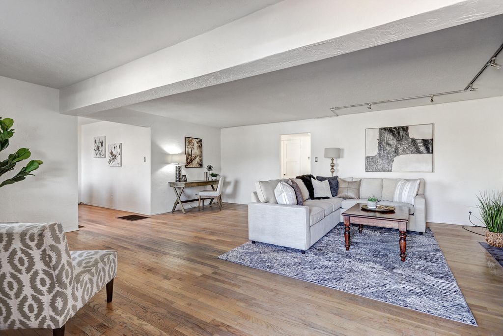 Image 5 of property listing at 605 Ridgecrest Drive SE, Albuquerque, NM 87108