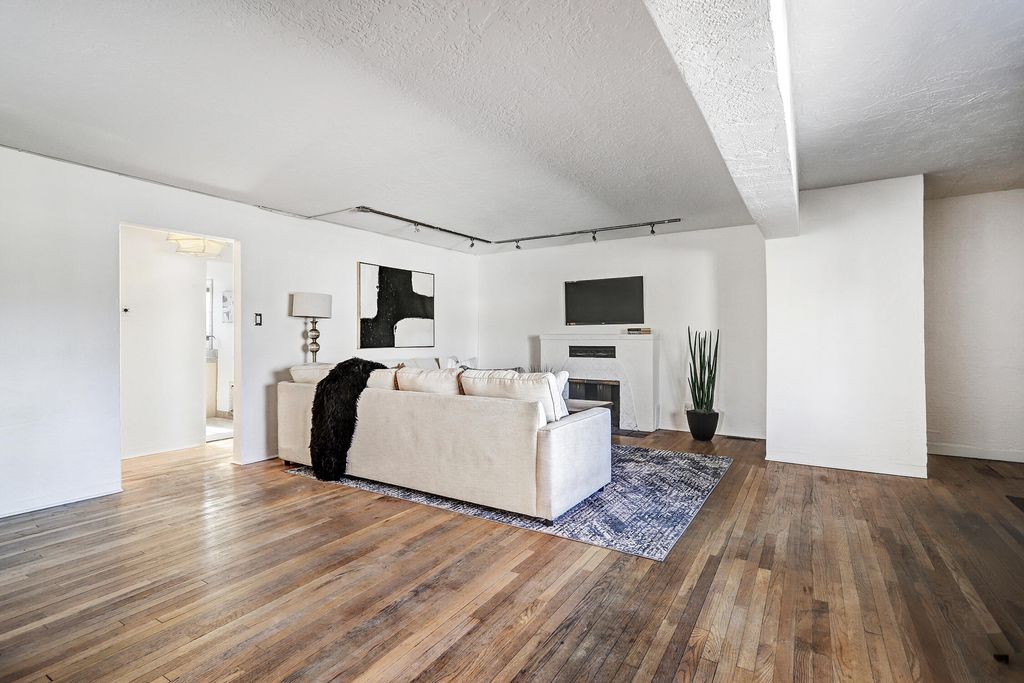 Image 6 of property listing at 605 Ridgecrest Drive SE, Albuquerque, NM 87108