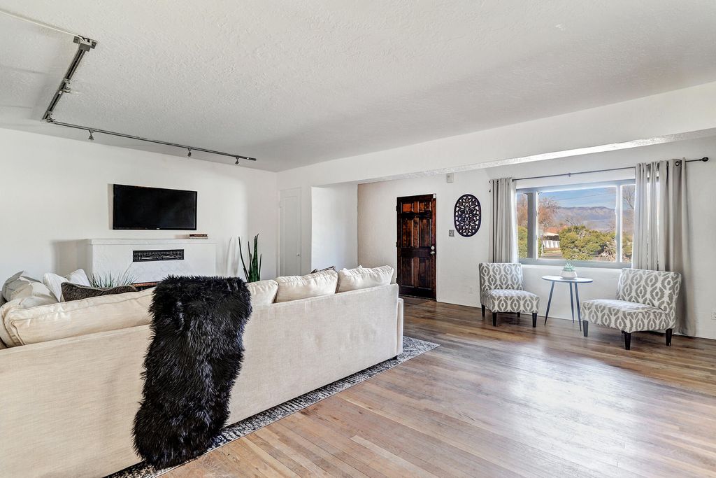 Image 7 of property listing at 605 Ridgecrest Drive SE, Albuquerque, NM 87108