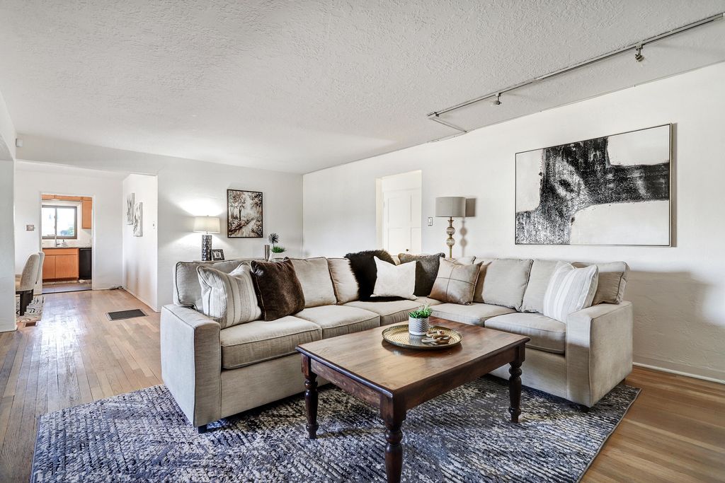 Image 8 of property listing at 605 Ridgecrest Drive SE, Albuquerque, NM 87108