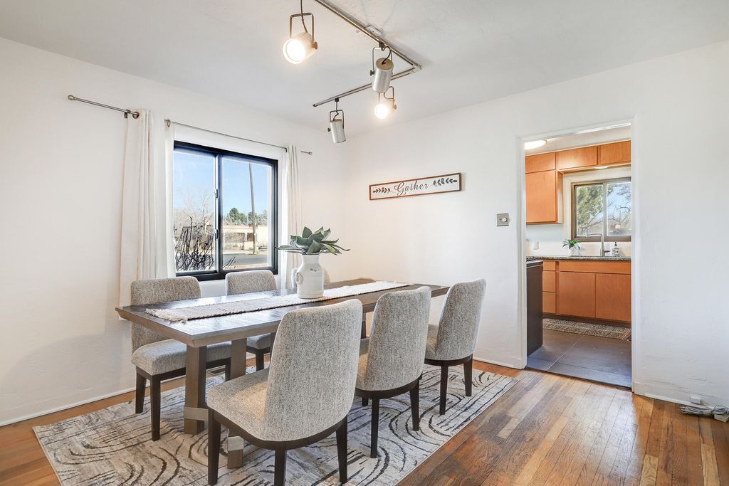 Image 9 of property listing at 605 Ridgecrest Drive SE, Albuquerque, NM 87108