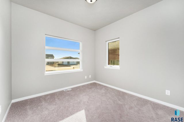 5500 E Brennan Dr, Sioux Falls, SD 57110