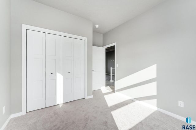 5500 E Brennan Dr, Sioux Falls, SD 57110