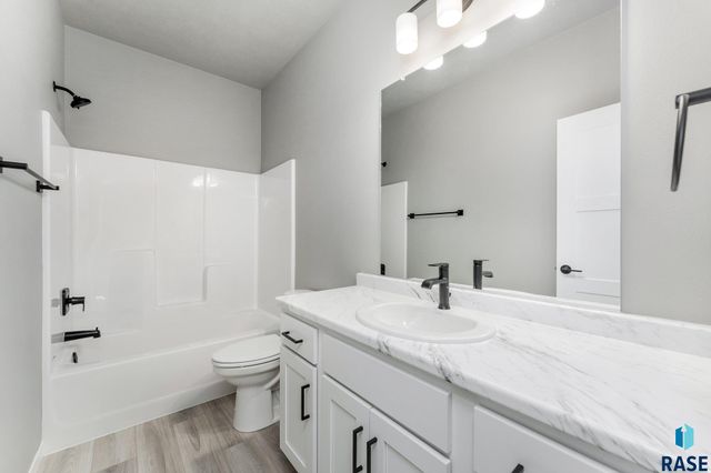 5500 E Brennan Dr, Sioux Falls, SD 57110