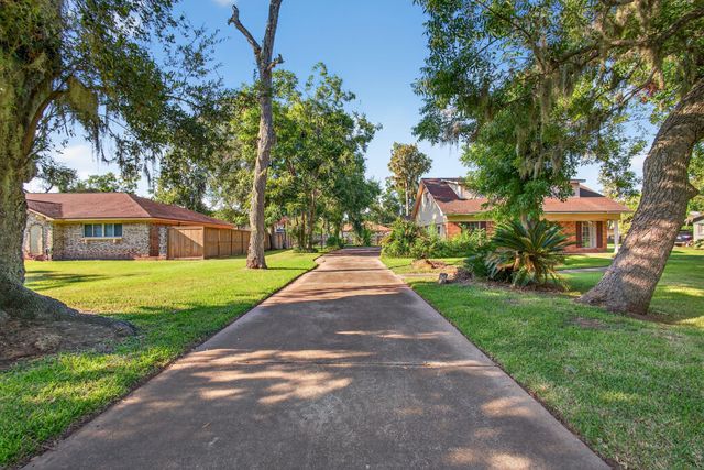 444 Southern Oaks Drive, Lake Jackson, TX 77566