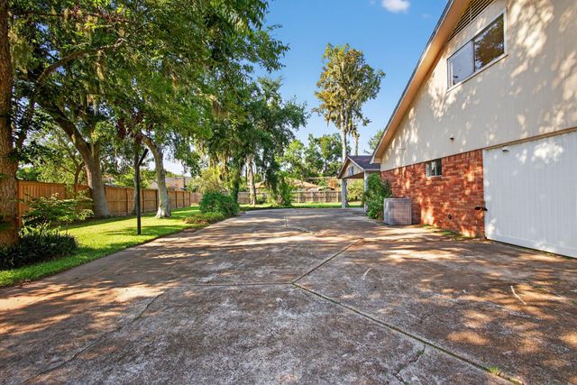 444 Southern Oaks Drive, Lake Jackson, TX 77566