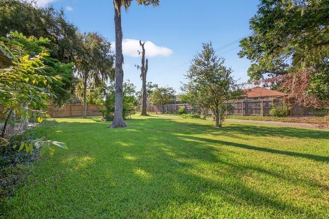 444 Southern Oaks Drive, Lake Jackson, TX 77566