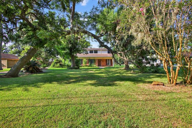 444 Southern Oaks Drive, Lake Jackson, TX 77566