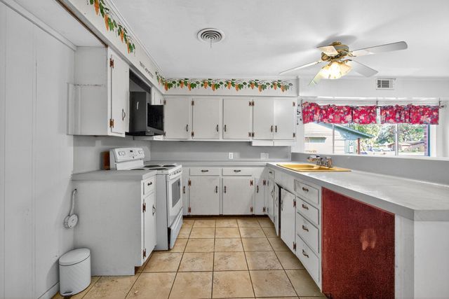 444 Southern Oaks Drive, Lake Jackson, TX 77566