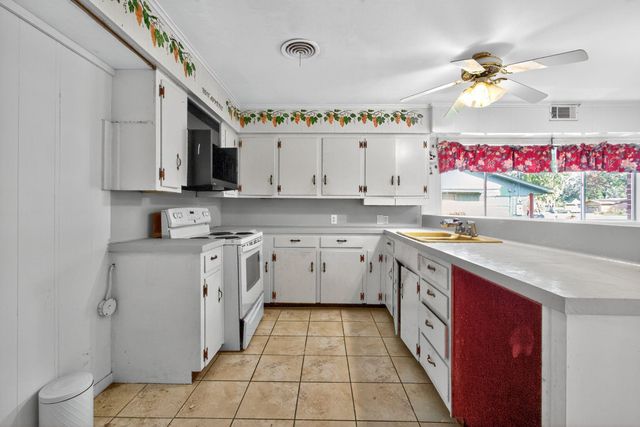 444 Southern Oaks Drive, Lake Jackson, TX 77566