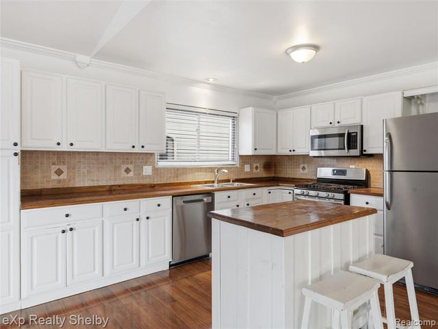 41670 Amberly Drive, Clinton Township, MI 48038