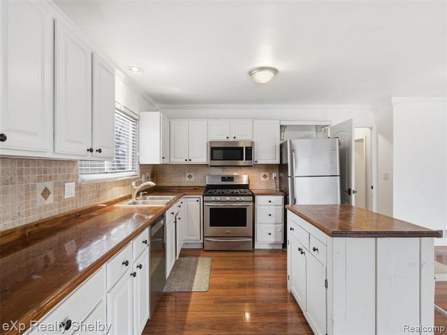 41670 Amberly Drive, Clinton Township, MI 48038